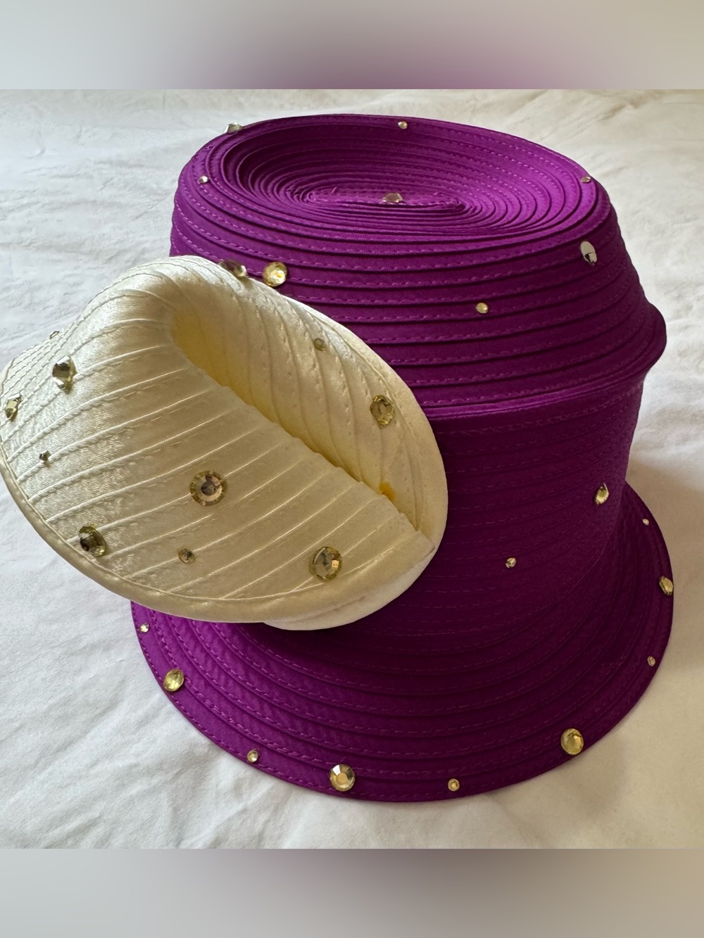 NWOT Terramina Womens Dress Church Derby Wedding Hat Rimstones Champagne Purple